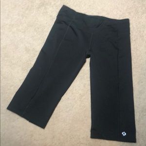 Moving comfort athletic capri. Black size L